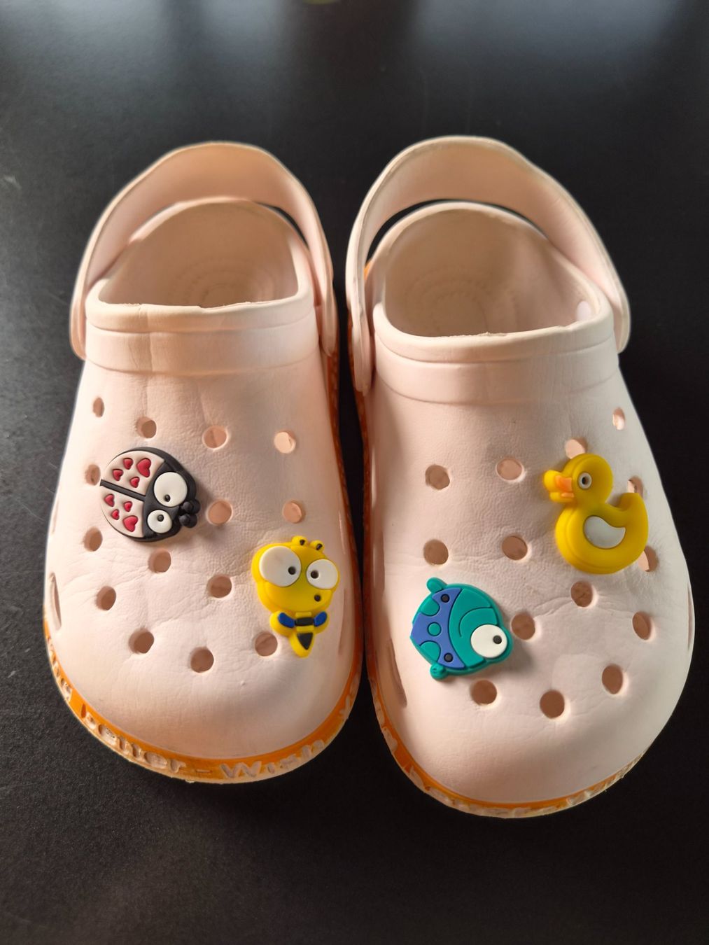 Chaussures garçon: Kinder Clogs hellorange mit Tiermotiven Grösse 26 – D'occasion à Ibach par urs_sl5h