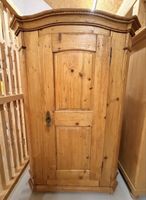 Antiker Bauern-/Kleiderschrank aus massivem Naturholz