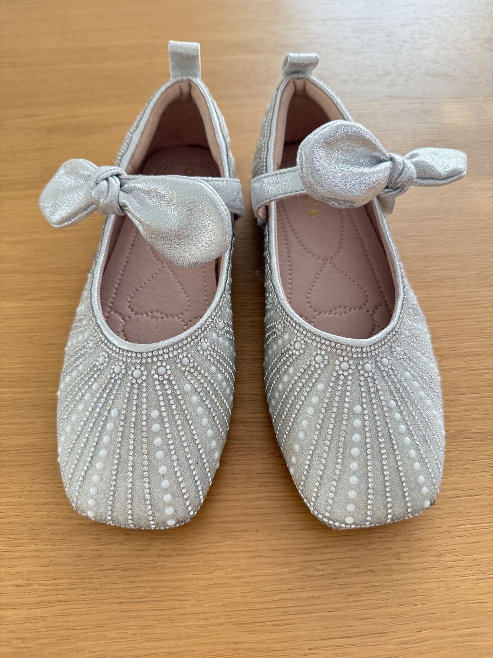 Schuhe für Mädchen: Silver Sparkly Bow Shoes - Children's – Gebraucht aus Zollikerberg von MK-13
