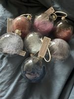 Lot 7 boules de Noël en verre avec plumes