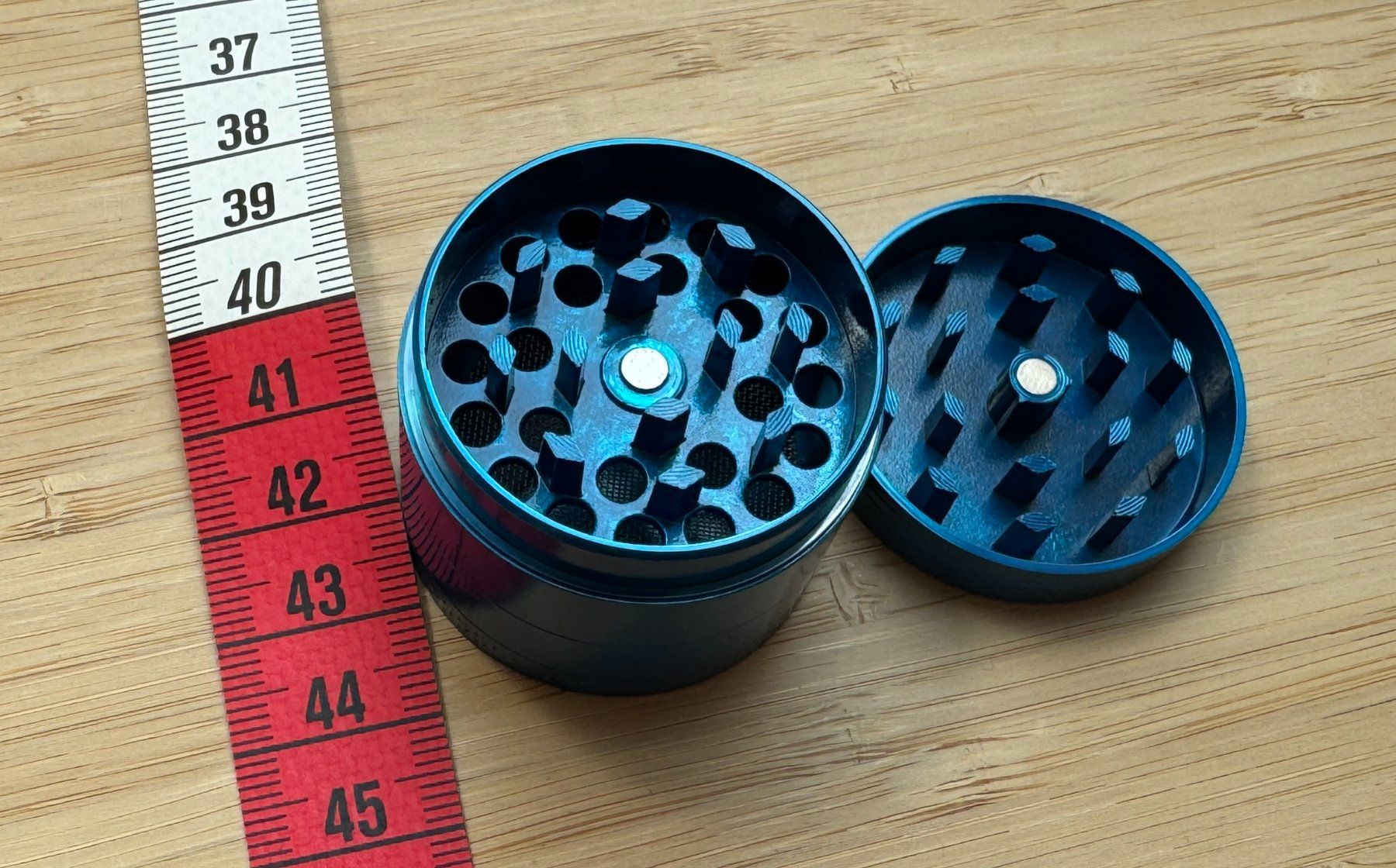 Tabak: blauer Metall Grinder, blue, Mühle – Neu und originalverpackt aus Winterthur von YaV 2