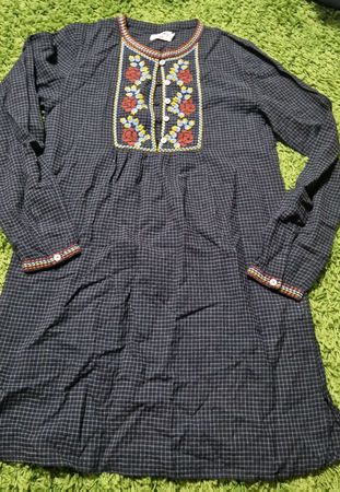 Schönes Kleid mit Stickereien - perfekt für den Herbst 12J