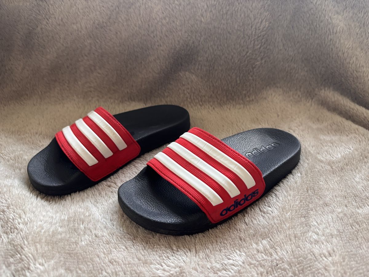 Adidas Scarpe da uomo: Badeschuhe, Adidas, rot/weiss Grösse 31 – Usato da Waltenschwil venduto da Schmetterling2015