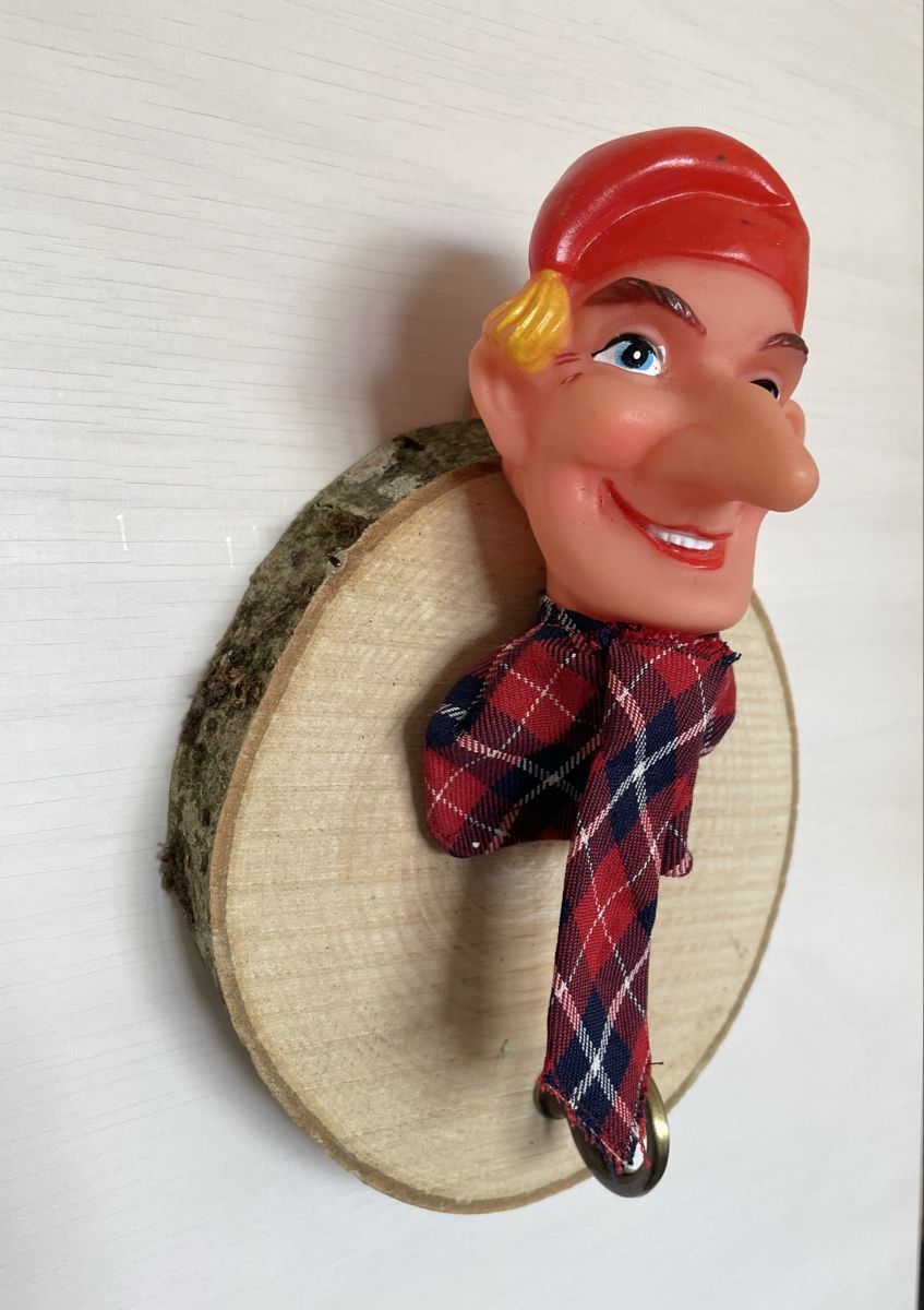 Guardaroba: Garderobe mit Kasperli Figur – Usato da Zürich venduto da Refereefair