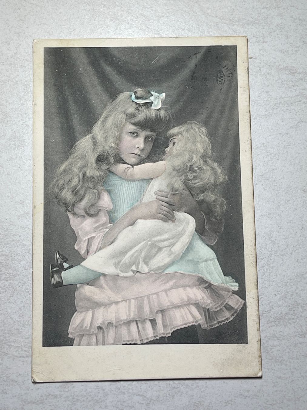 Cartoline postali: Alte Ansichtskarte, Mädchen mit Puppe, – Usato da Strengelbach venduto da Aschatan5