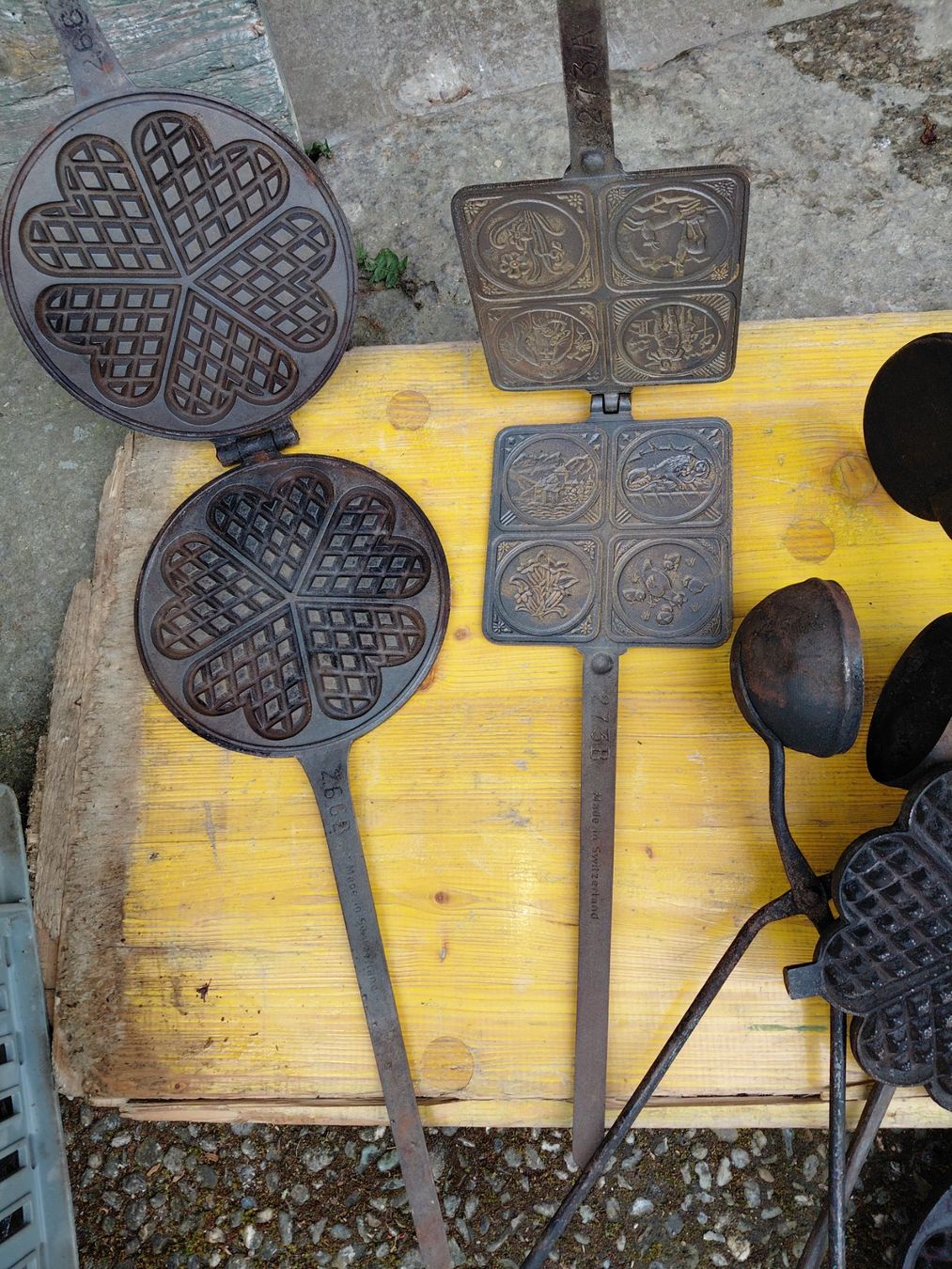 Teglie da forno: Lot de fer à bricelets et gaufres – Usato da Noiraigue venduto da pel_ny7d 1