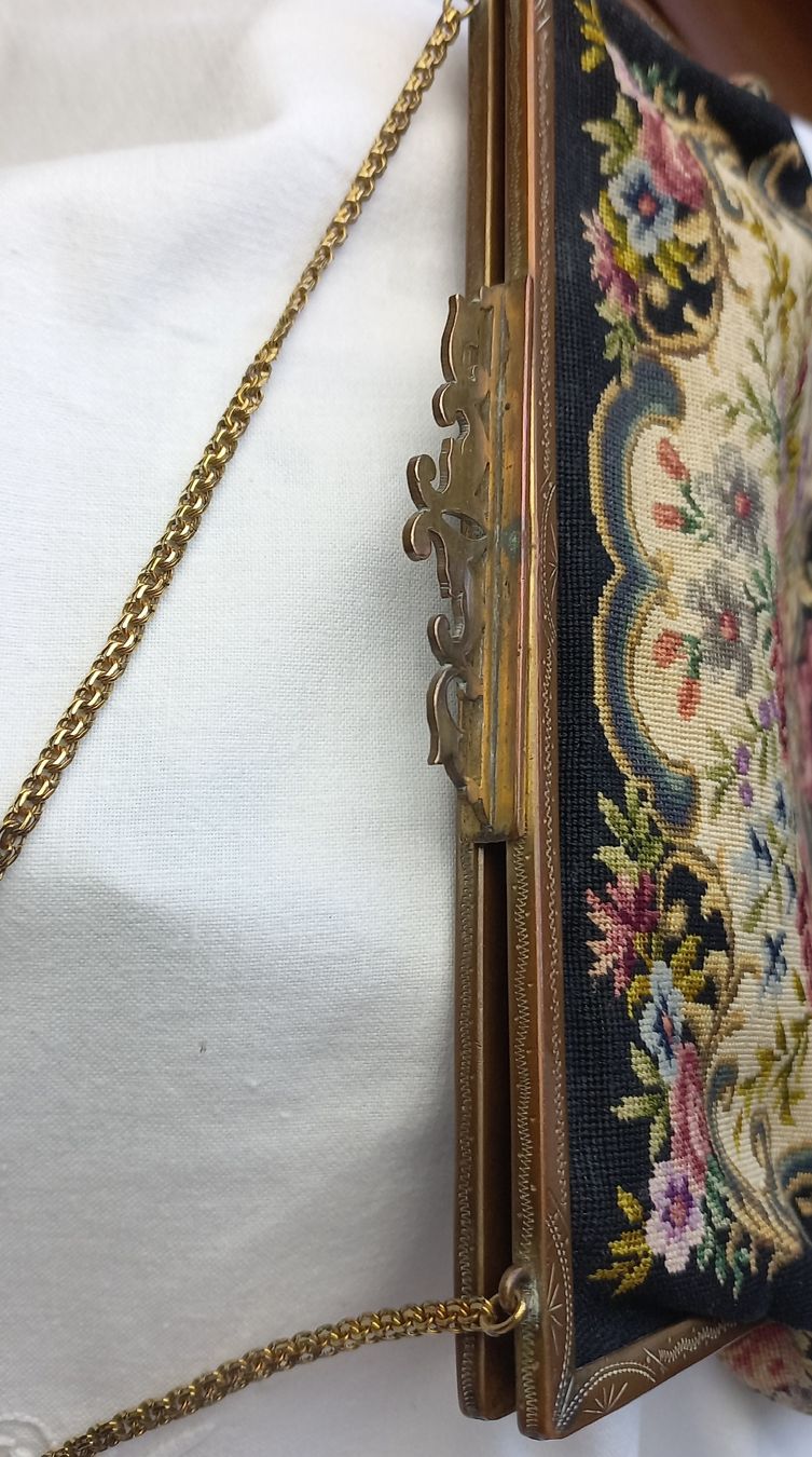 Borse da donna: Antike Handtasche Gobelin Blumenmuster mit Kette  – Usato da Buchs AG venduto da Dzirul 9