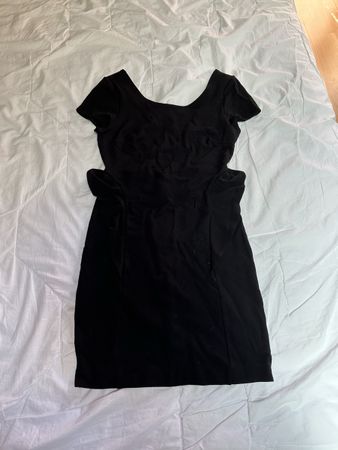Robe noire, dos nu, avec découpes - Parfaite pour l'été!