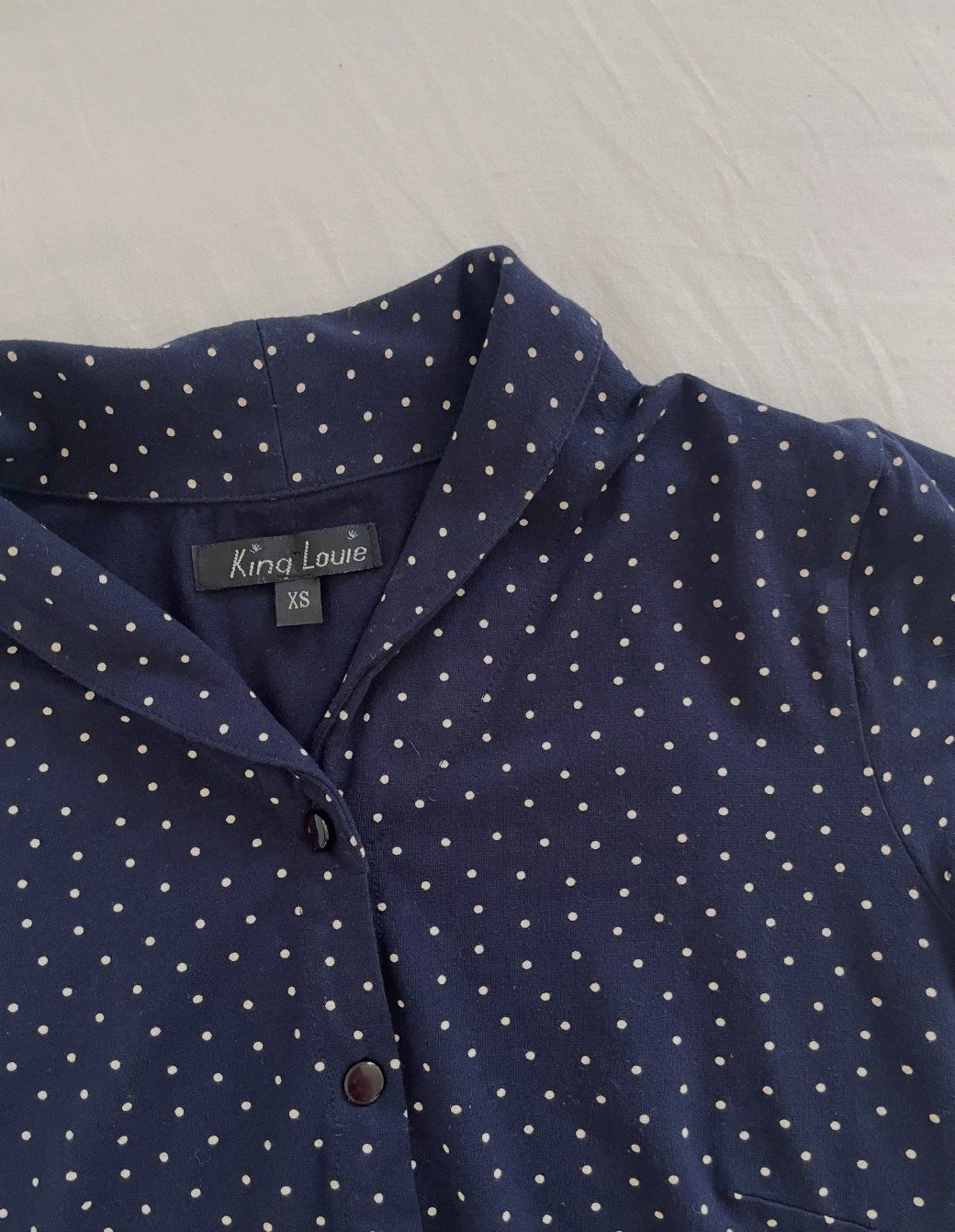 King Louie Top: Navy blue polka dot button top – Usato da Genève venduto da toandfrom 1