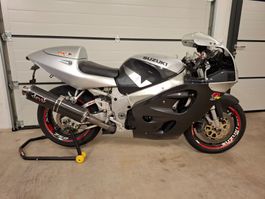 SUZUKI GSX-R 750