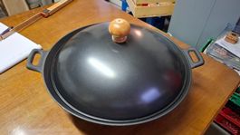 Wok aus Gusseisen mit 2 Griffen, Durchmesser 36.6cm