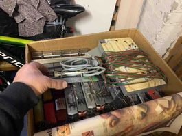 Scatola con materiale elettrico e modellini