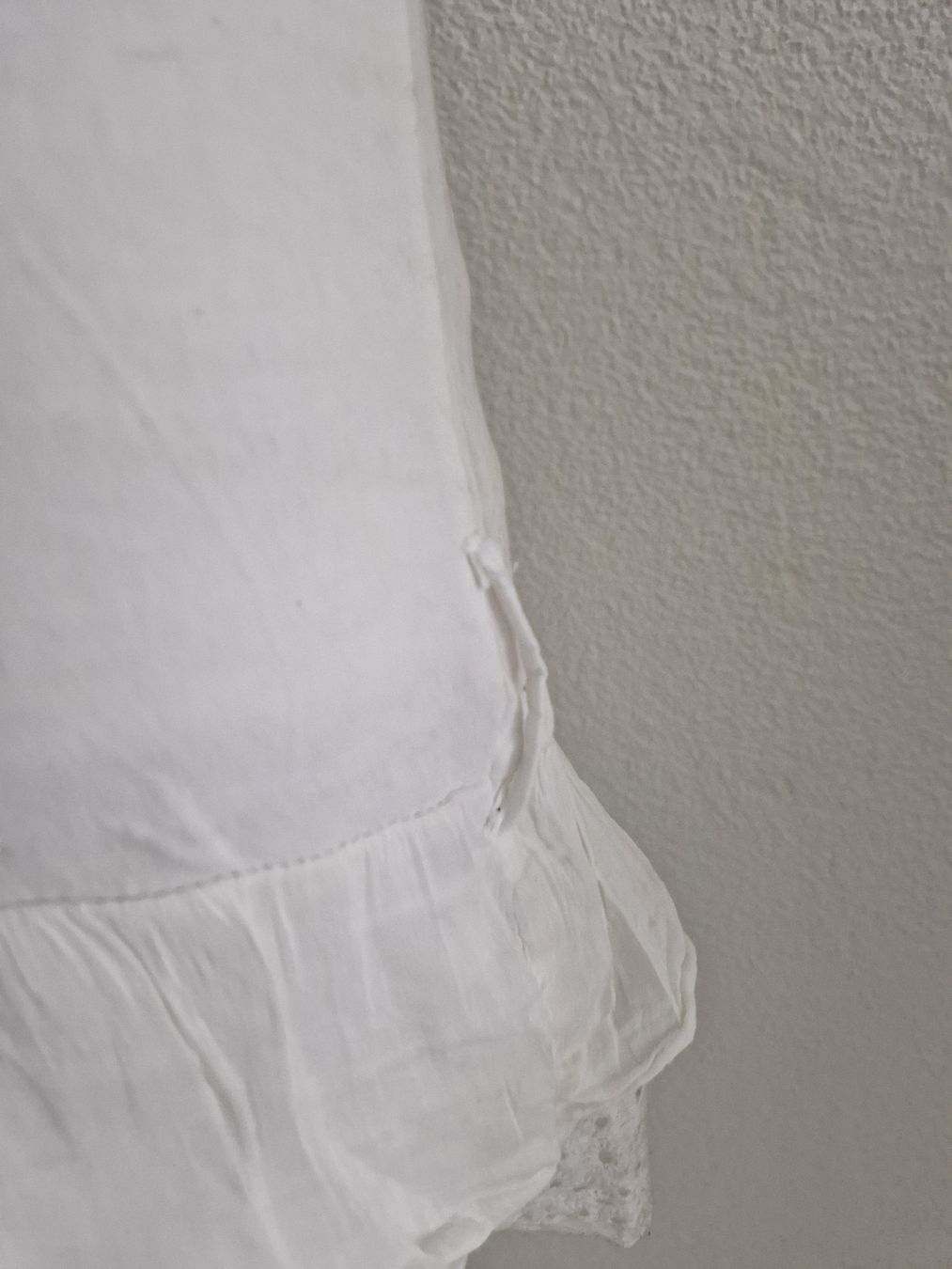 Tops: White Cotton Blend Top with Ruffles – Gebraucht aus Bassersdorf von DonSolo 3
