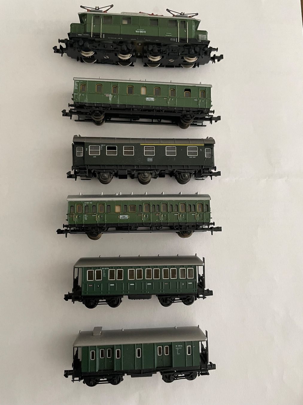 Trix Modelleisenbahnen: Minitrix Spur N Lok mit 5 Wagen – Gebraucht aus Rorschach von Karotten