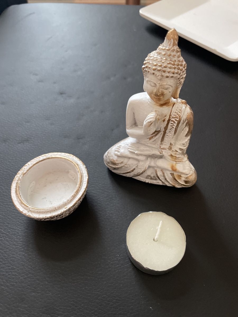 Alle Dekorationen: Buddha Deko Statue mit Kerzenhalter weiss – Gebraucht aus Münchwilen TG von BBJO 2