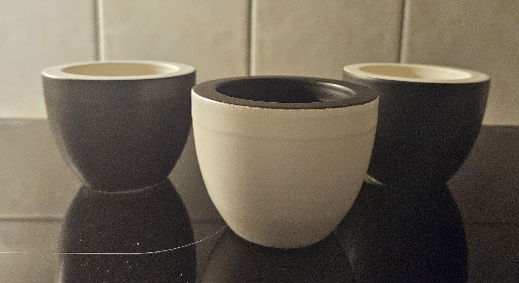 Blumentöpfe: 3er Set kleine Blumentöpfe schwarz/weiss – Gebraucht aus Cham von Fischli84