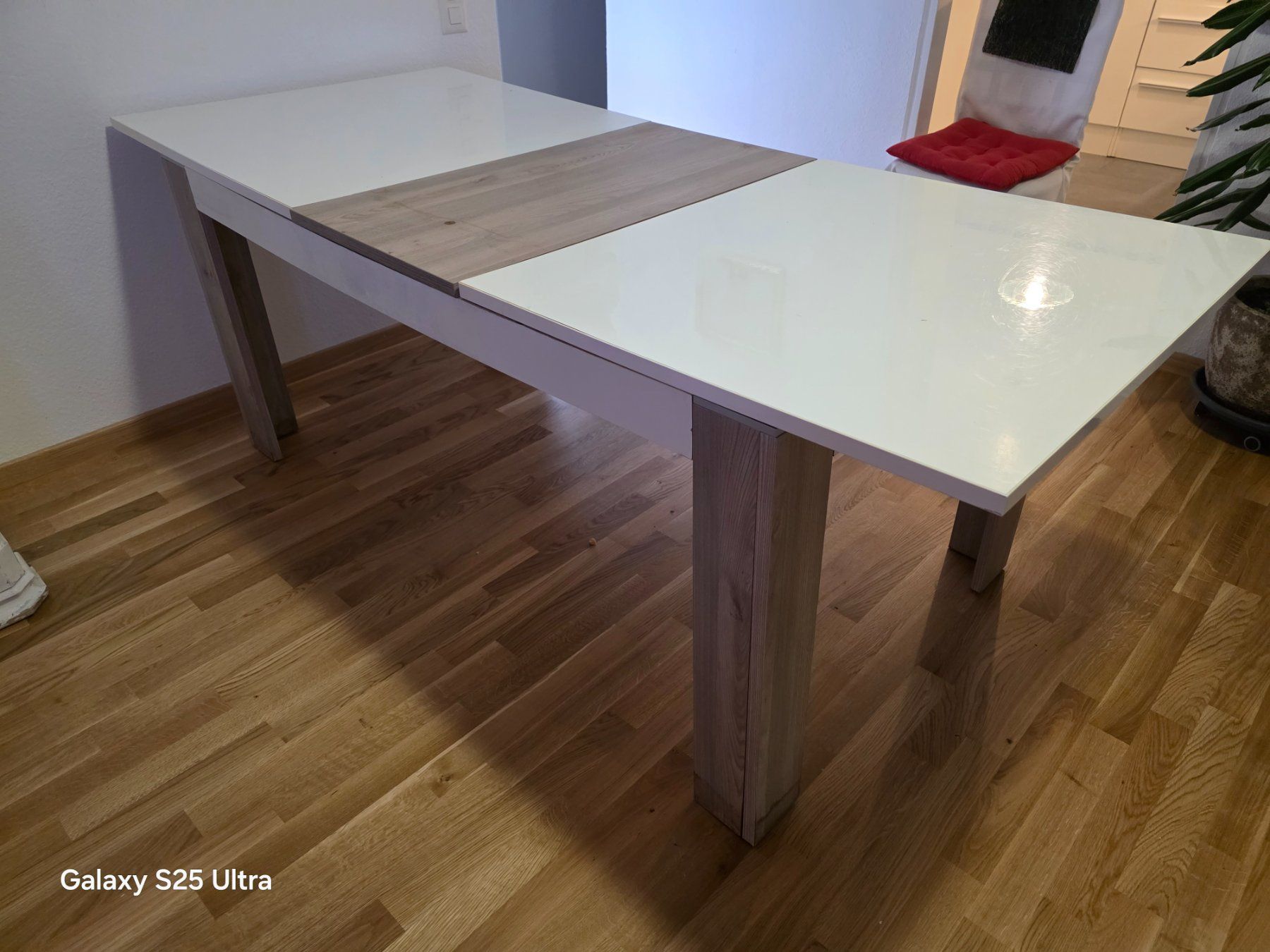 Tische: A VENDRE BELLE TABLE Avec rallonge – Gebraucht aus Neuchâtel von Futuro2015 1