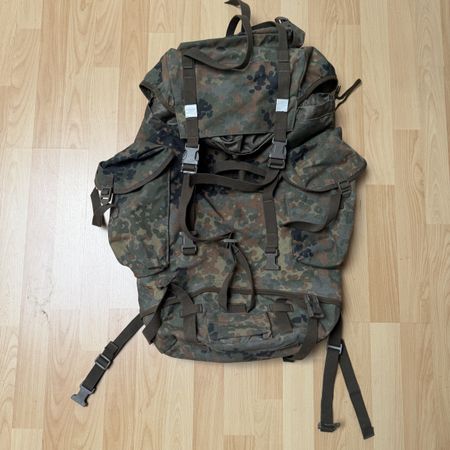Rucksack Flecktarn gross mit Seitentaschen gebraucht