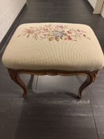 Hocker mit Blumenstickerei und geschnitztem Holzgestell, geb
