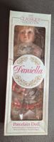 Sammlerpuppe Daniella aus Porzellan, unbespielt im Karton