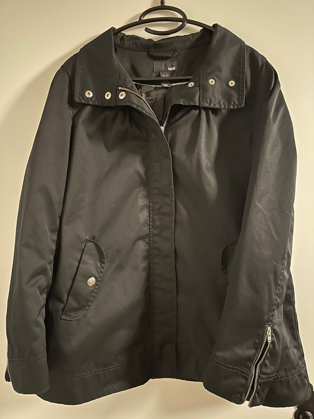 H&M Giacche: Wasserdichte schwarze Windjacke – Usato da Freudwil venduto da Feenland2010