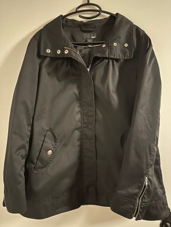 Wasserdichte schwarze Windjacke