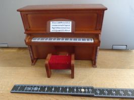 Klavier Holz ohne Funktion mit Hocker als Deko für das Puppe