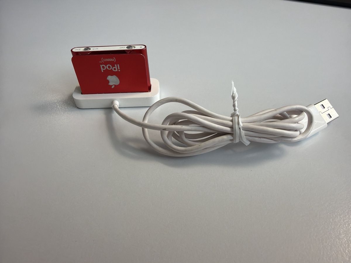 Apple Lettore multimediale portatile: Apple iPod Shuffle rot inkl Dock – Difettoso da Hauptwil venduto da Tifosi92 1