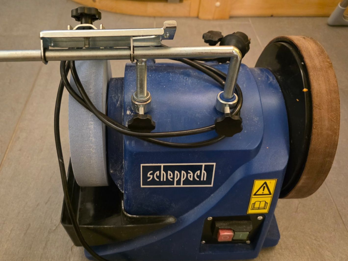Scheppach Smerigliatrici & Lucidatrici: Scheppach Tiger 2000S Nassschleifmaschine – Usato da Brunegg venduto da Verkaufswelt