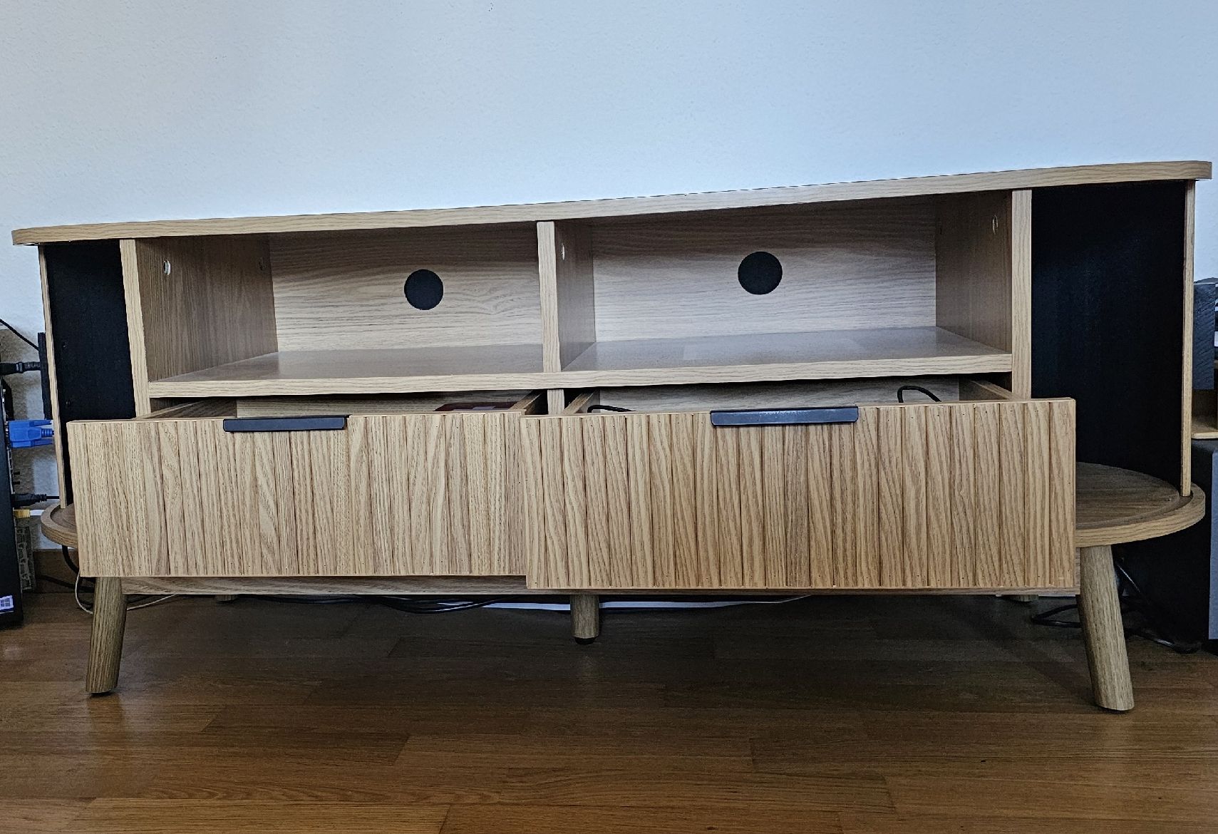 Beliani TV Möbel: Lowboard Eiche mit 2 Schubladen und 2 offenen Fächern – Gebraucht aus Zürich von prontoxxx 2