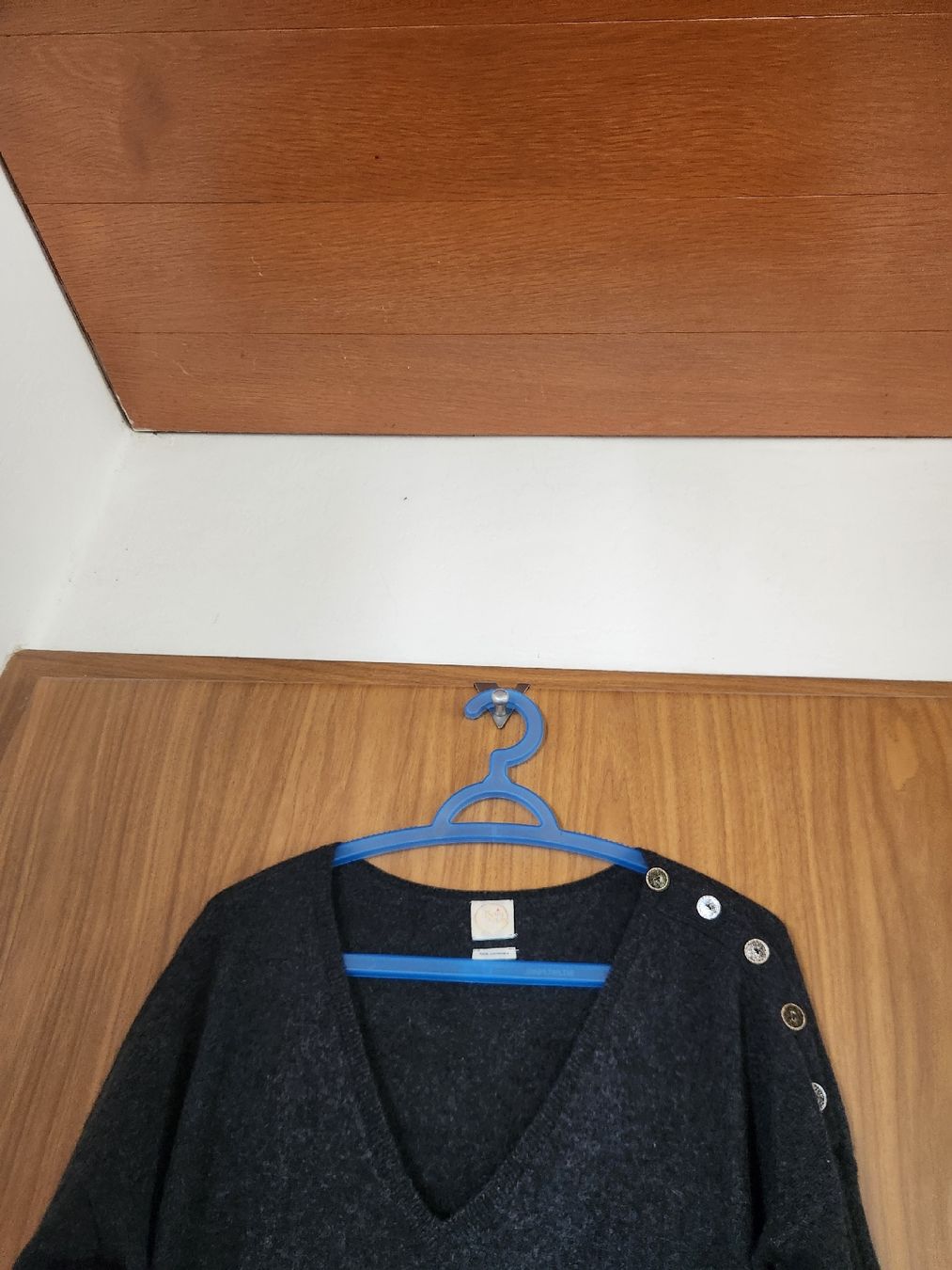 Des Petits Hauts Pulls & Sweat-shirts: Pull col V Des Petits Hauts 100% cachemire anthracite  S/M – D'occasion à Niedergösgen par Eva2410 3