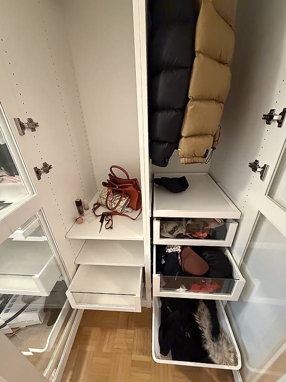 Ikea Armadi: Armoire IKEA PAX blanche, bien équipée – Usato da Carouge GE venduto da Stomp 2