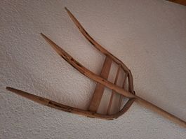 Rustikale Heugabel aus Holz, Antikes Deko-Objekt vom Land
