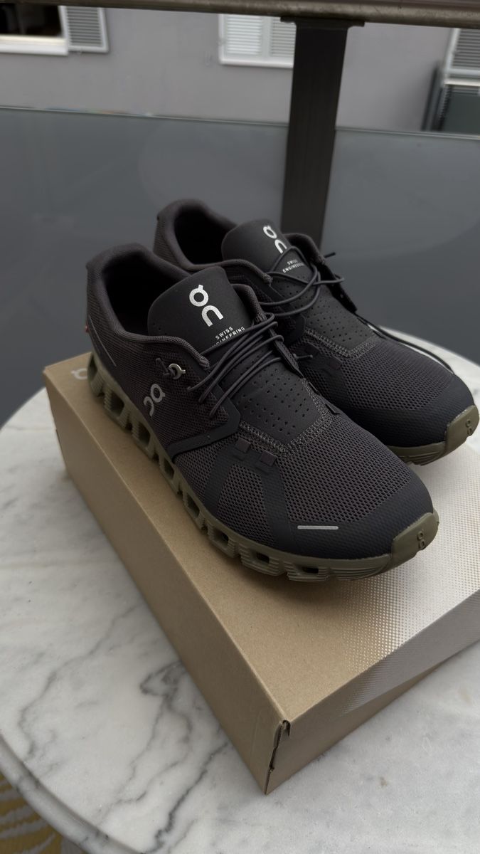 On Scarpe da uomo: ON Cloud 5 Herren Grösse 9.5 neu mit Karton – Nuovo e nell'imballaggio originale da Horgen venduto da mavi08