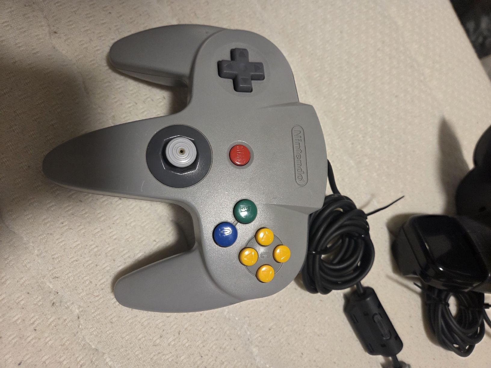 Manettes: 2 original Nintendo 64 Controller grau und schwarz  – D'occasion à Flawil par Hamdia12 5