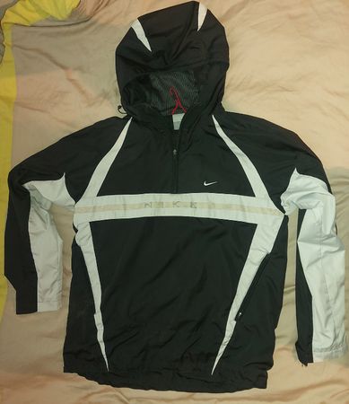 Veste Nike coupe-vent à capuche, idéal pour le printemps!M-L