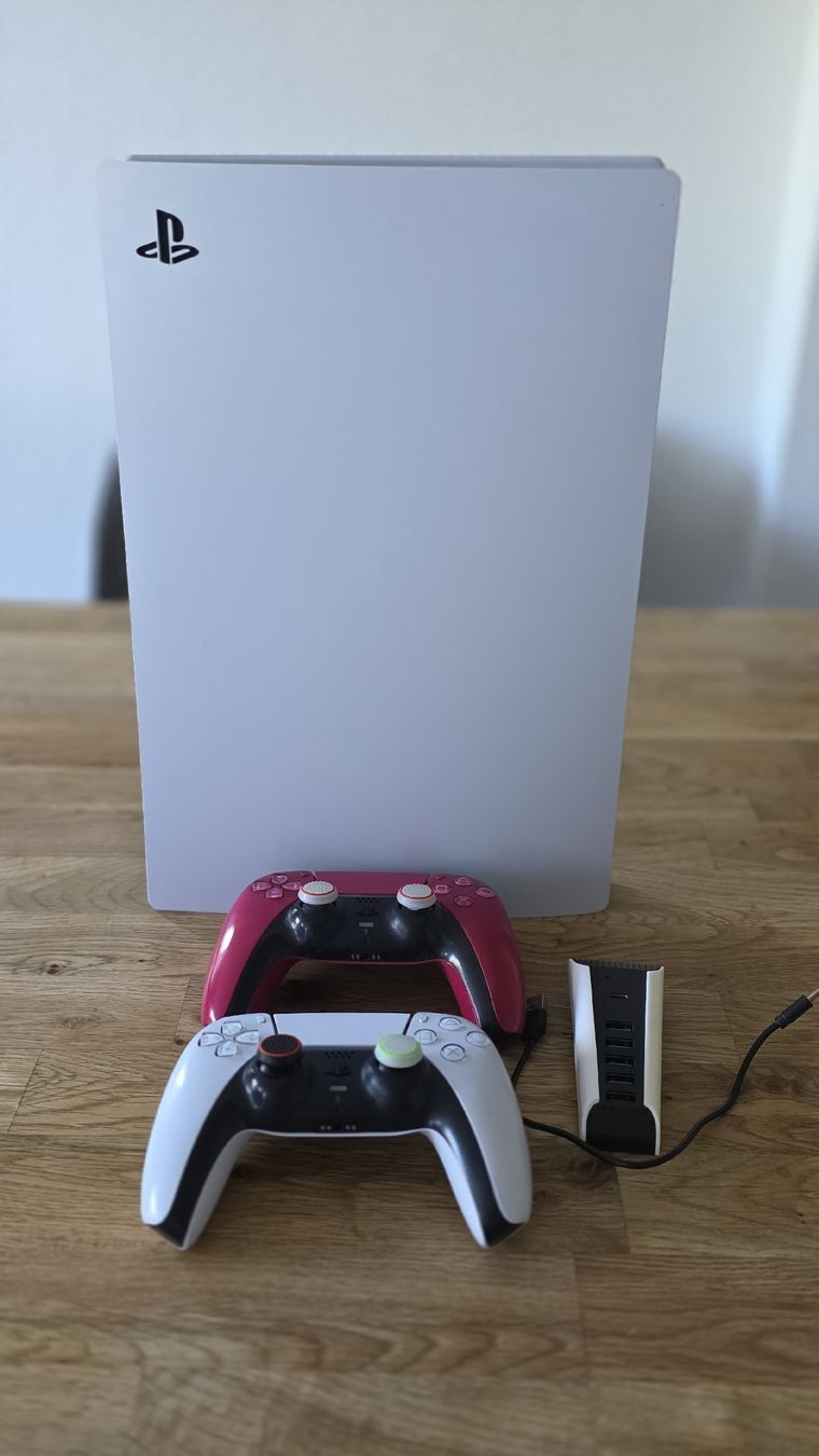 Sony Konsolen: Sony PlayStation 5 mit 2 Controllern – Gebraucht aus Biel/Bienne von TuescherS 1