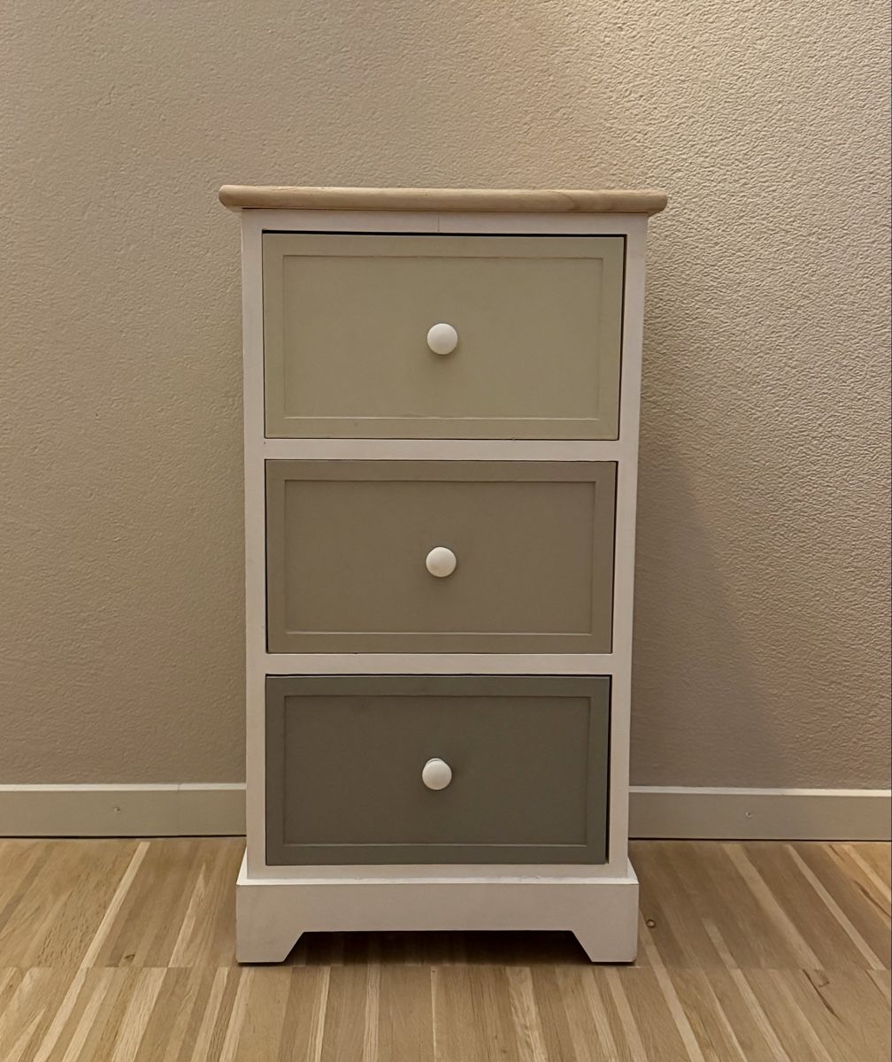 Comodini: Rustic Wooden 3-Drawer Unit / Nightstand / Side Table – Usato da Jona venduto da amy_pjw