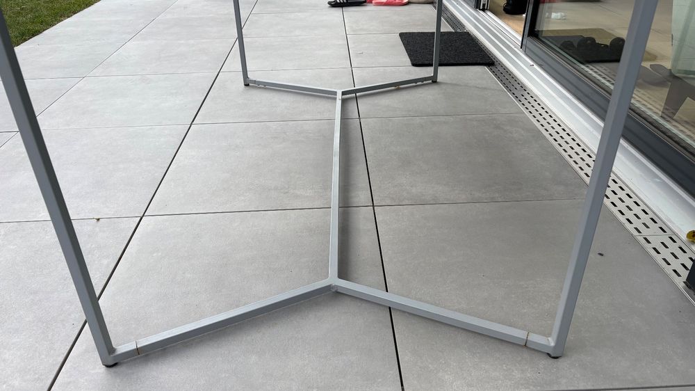 Table de jardin en métal gris, bon état, design épuré (Gebraucht) in ...