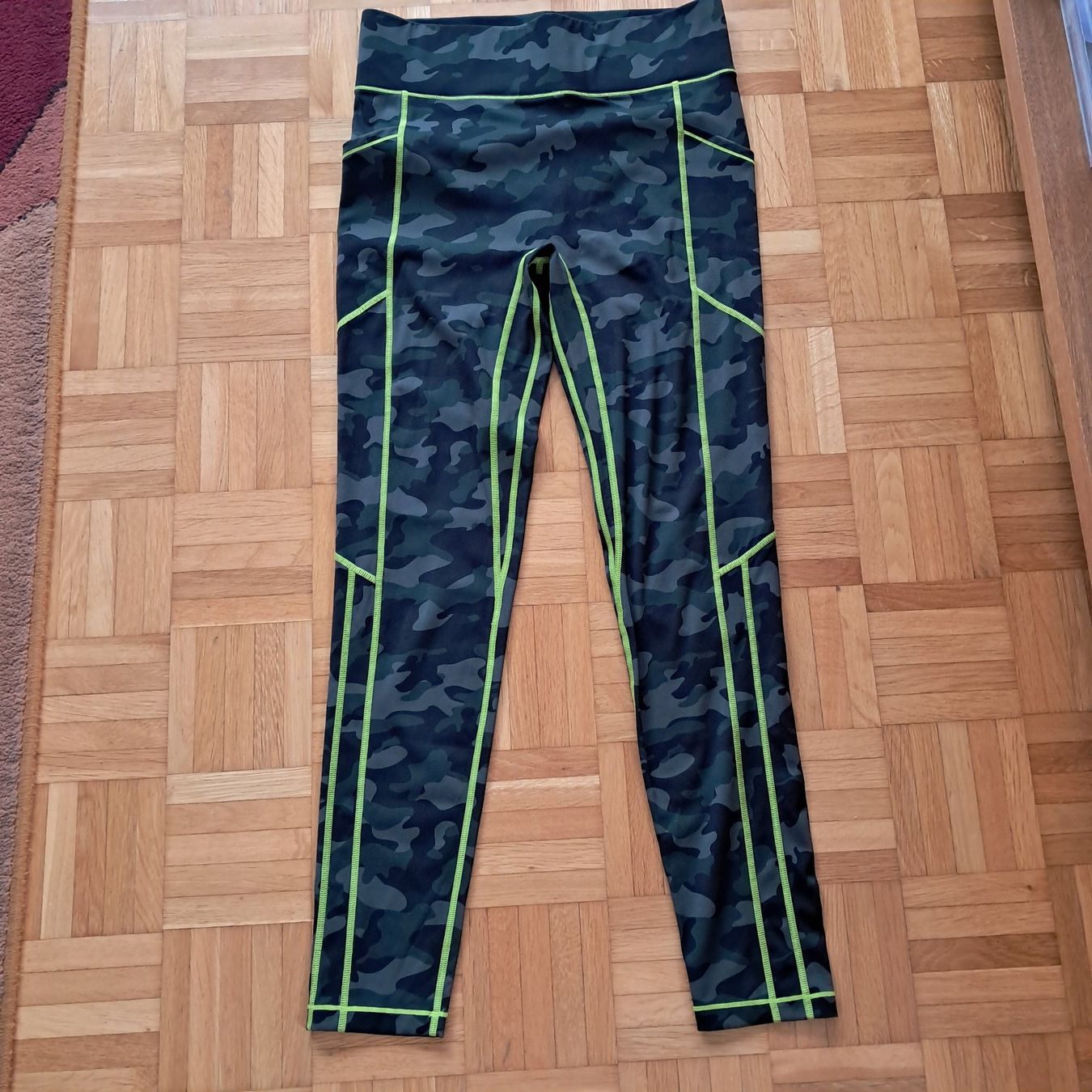 Leggings: All Access Leggings, Grösse M, Oliv Camo Muster – Usato da Meilen venduto da Vaurien15 1