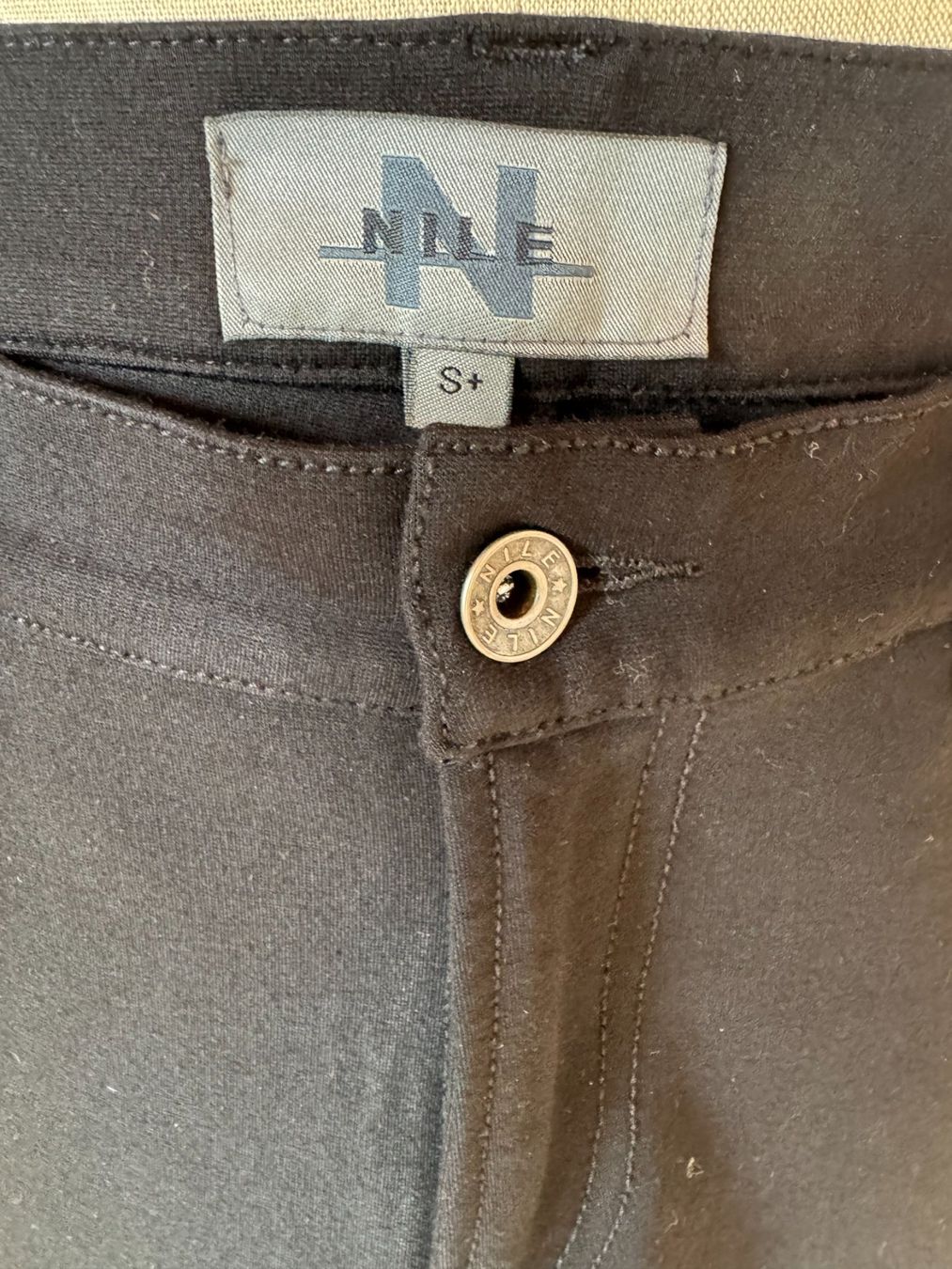 Nile Pantaloni: Trendige, schwarze Hose von Nile – Nuovo (secondo la descrizione) da Stäfa venduto da Mofi8712