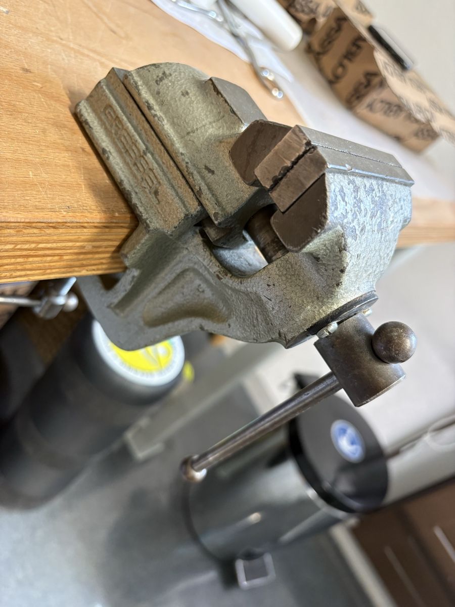 Gressel Tutti gli attrezzi: Schraubstock Gressel 8cm Spannweite guter Zustand – Usato da Richterswil venduto da Martin01016