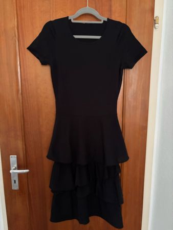 Elegantes schwarzes Tuzzi Kleid mit Stola, Grösse 38