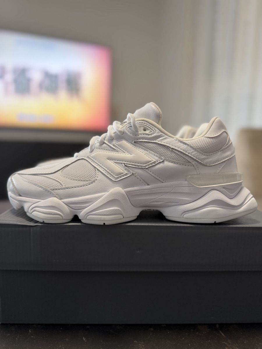 New Balance Herrenschuhe: New Balance 9060 Triple White taille 44 – Neu und originalverpackt aus Yverdon-les-Bains von ioustock 1