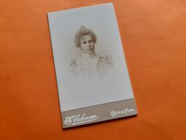 SCHWIIZER FRAU DAZUMAL - JEUNE FEMME - La CHAUX-de-FONDS