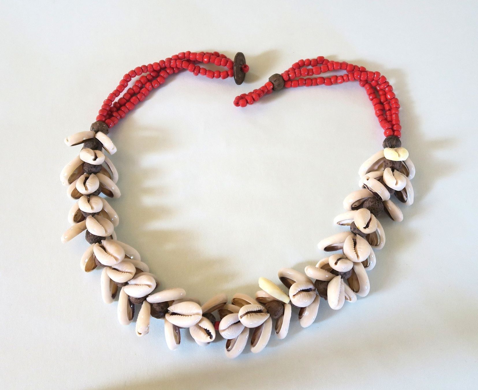 Catenine: Muschelkette mit Glasperlen – Usato da Brittnau venduto da marlenestone
