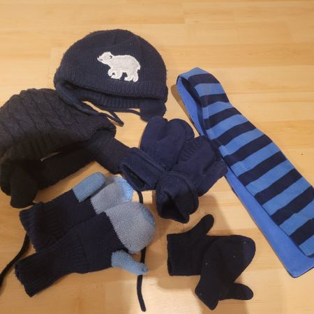 E: Winterkappen und Handschuhe für 12-24 Monate