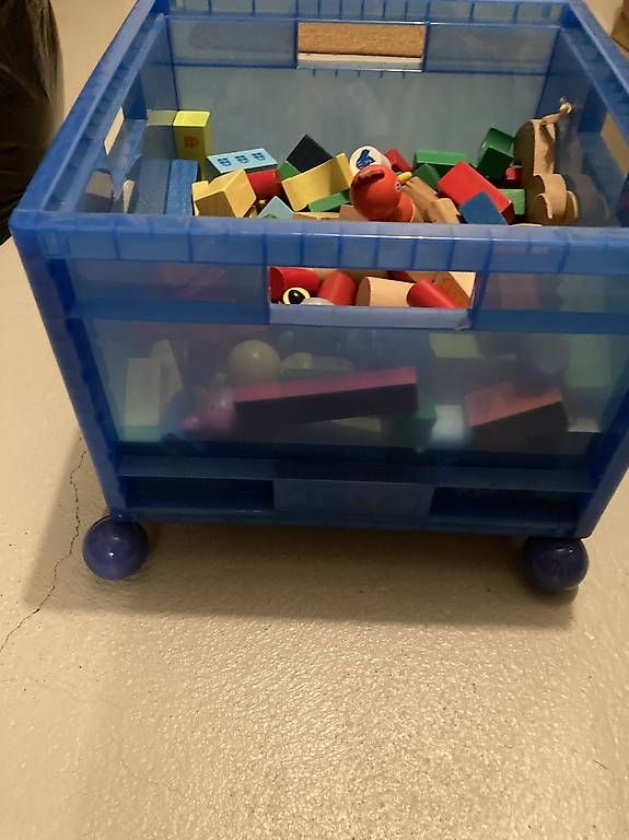 Spielzeuge: Holzklötze mit Box mir Räder – Gebraucht aus Fehraltorf von mayalotto 1