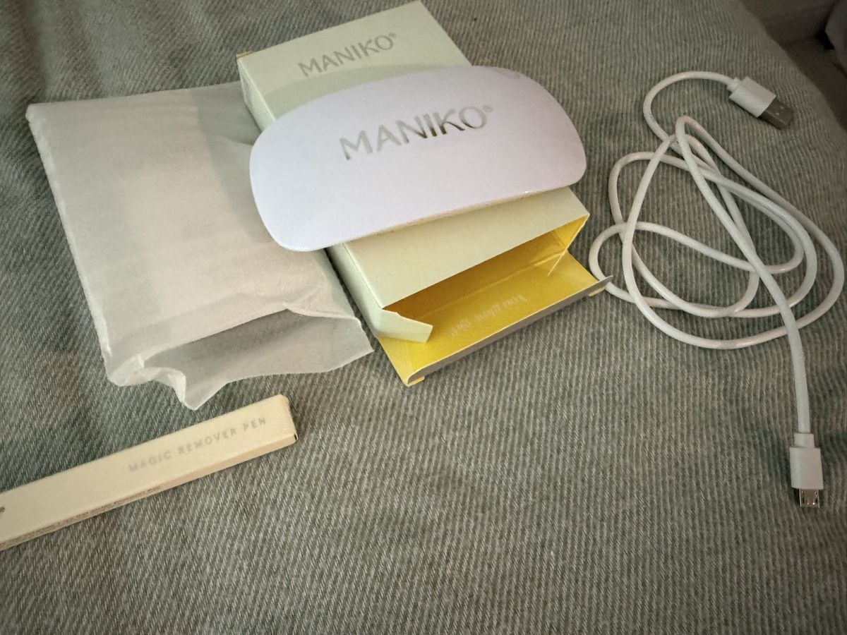 Unghie finte: Maniko UV Lampe und remover pen  – Nuovo (secondo la descrizione) da Bülach venduto da Murphy6