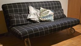 Schlafsofa schwarz kariert mit Rollen gebraucht
